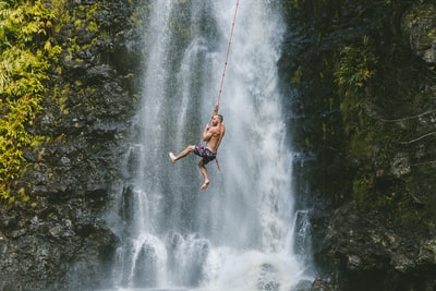 白天在瀑布附近吊着绳子的人